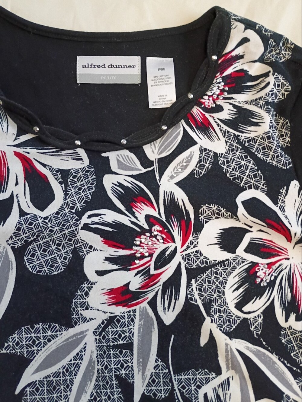 EUC 2/$10 Alfred Dunner Black Floral Tunic with White Red Accents Rhinestone